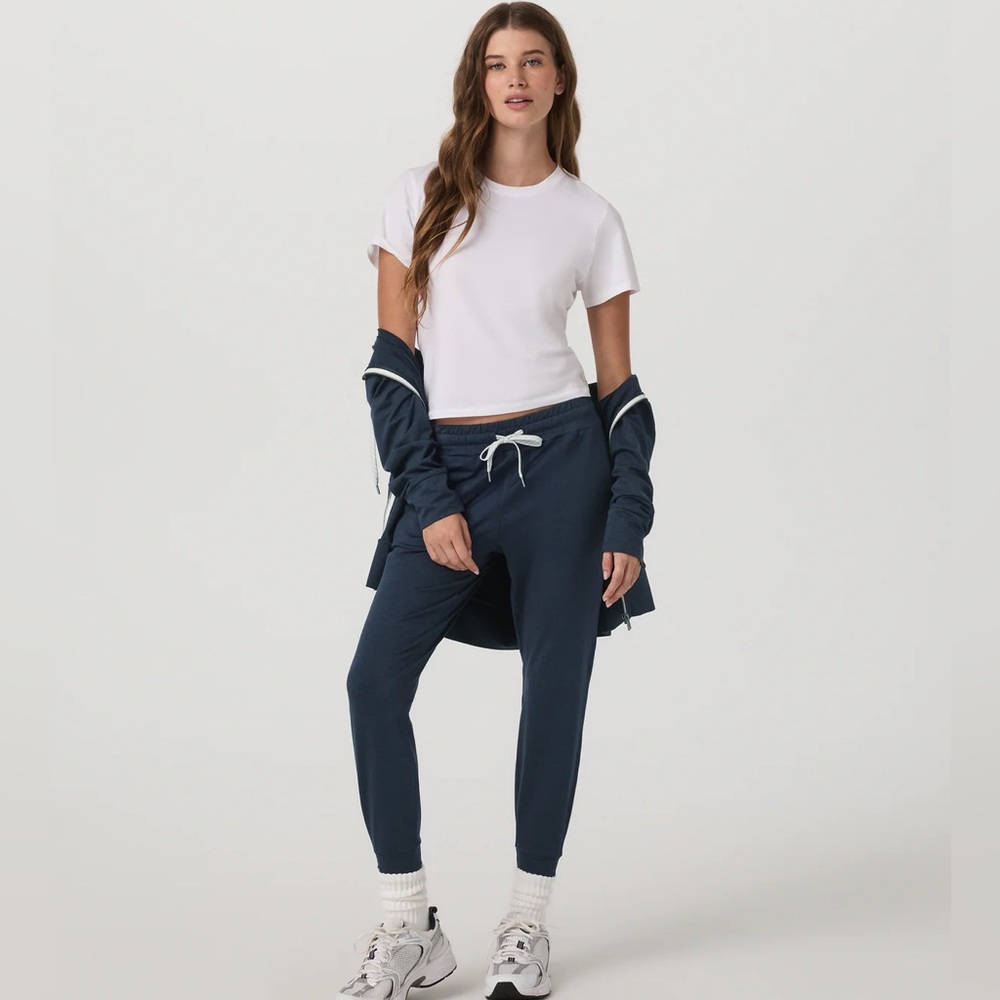 Vuori Performance Jogger and Halo Performance Hoodie- Set- size medium